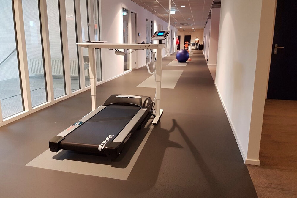 Hoge positie Walkdesk XL solo loopband achter je bureau Worktrainer.nl zit-sta bureau loopband actief werken bewegen tijdens we