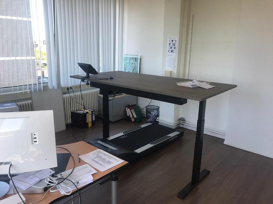 Hoge positie Walkdesk XL solo loopband achter je bureau Worktrainer.nl zit-sta bureau loopband actief werken bewegen tijdens we