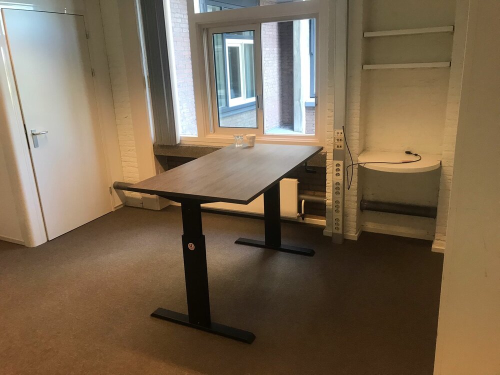 Aluforce 140 bureau | wissel staan en zitten achter je bureau af | Worktrainer.nl