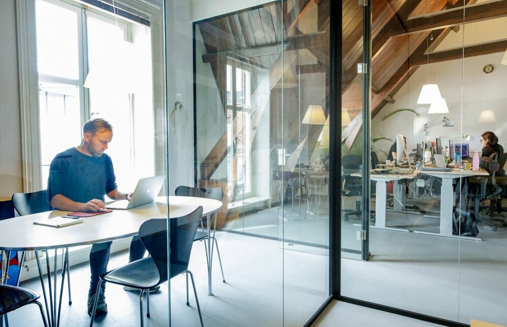 aluforce 140 sit stand desk | wissel staan en zitten achter je bureau af | Worktrainer.nl