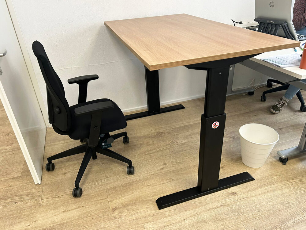 Aluforce 140 bureau | wissel staan en zitten achter je bureau af | Worktrainer.nl