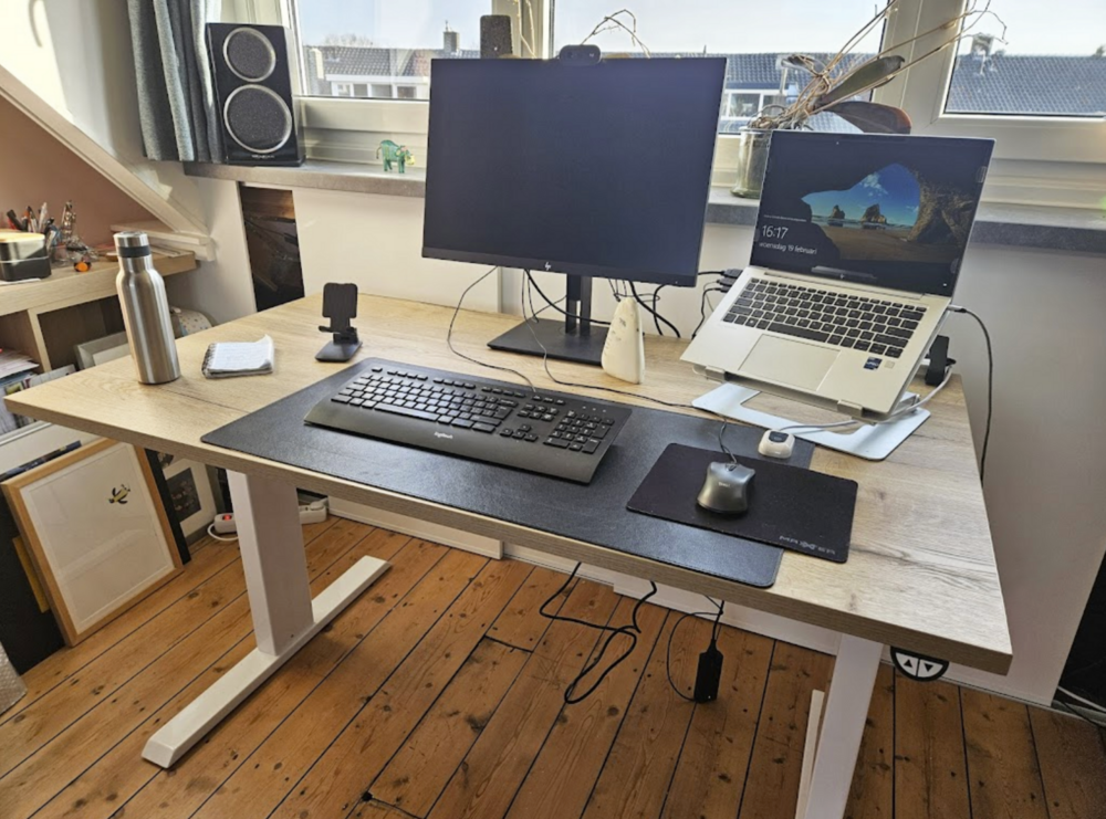 Aluforce 140 bureau | wissel staan en zitten achter je bureau af | Worktrainer.nl