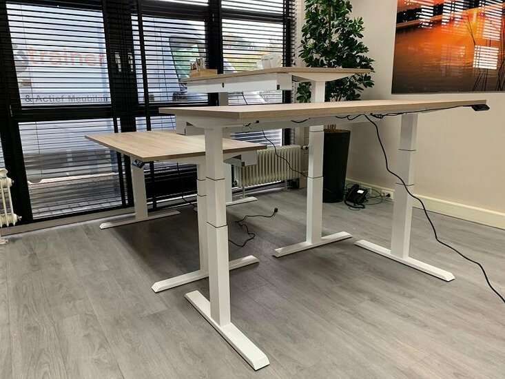 Very Stable Sit-stand desk SteelForce 670 | Electronically adjustable in height