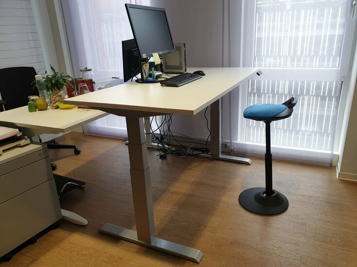 Very Stable Sit-stand desk SteelForce 670 | Electronically adjustable in height