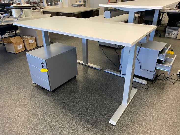 Very Stable Sit-stand desk SteelForce 670 | Electronically adjustable in height