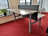Dubbel Elektrisch Zit-Sta Bureau - SteelForce 470  2 aan elkaar geschakelde bureaus - Zeer stabiel - Worktrainer.nl