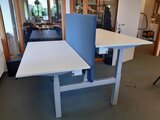Dubbel Elektrisch Zit-Sta Bureau - SteelForce 470  2 aan elkaar geschakelde bureaus - Zeer stabiel - Worktrainer.nl