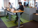 tafel zitsta | wissel staan en zitten achter je bureau af | Worktrainer.nl