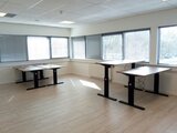 a140 bureaus zwart frame | wissel staan en zitten achter je bureau af | Worktrainer.nl